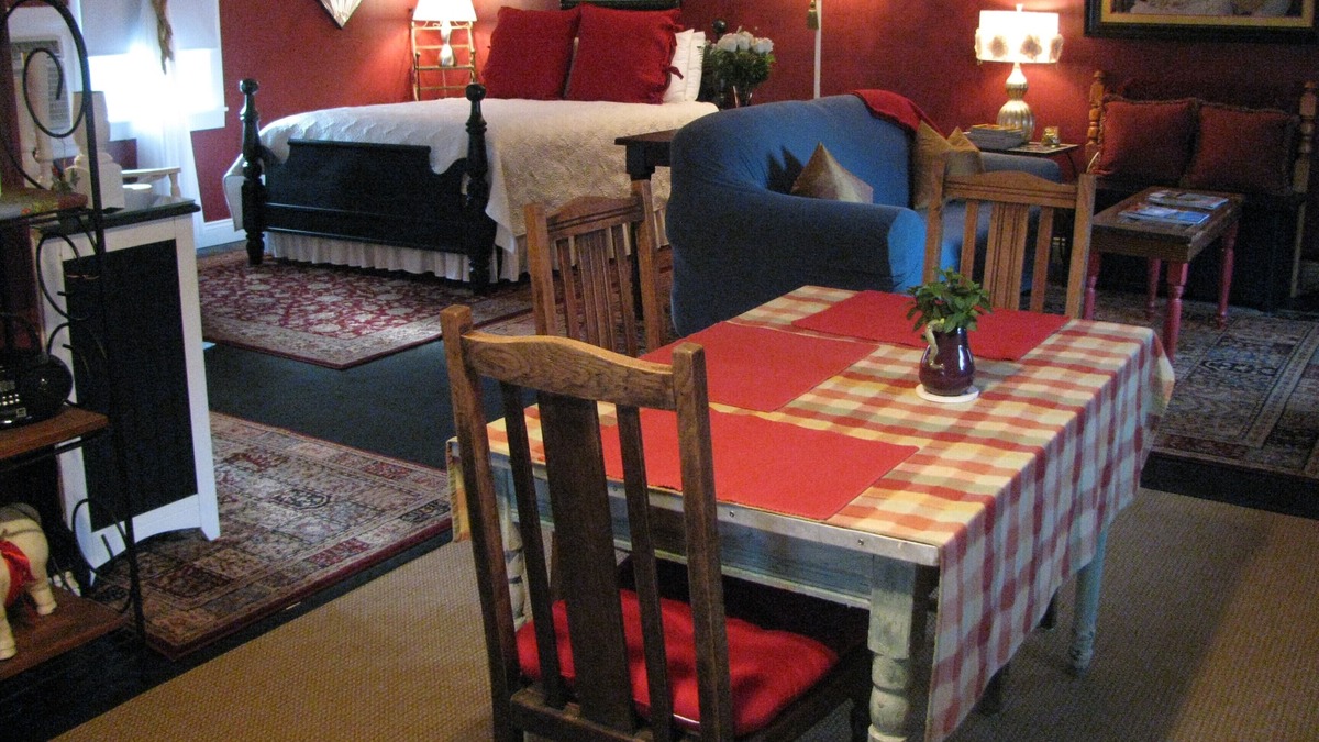 Abbeville Cottage | Apartment A, A Quaint Bed and Breakfast Cottage
