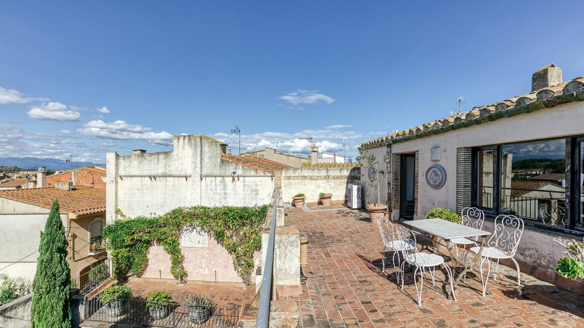 Castello d'Empuries Apartment | Apartment 'Apartaments Can Gibert - Albera' with Private Terrace, Wi-Fi and Air Conditioning