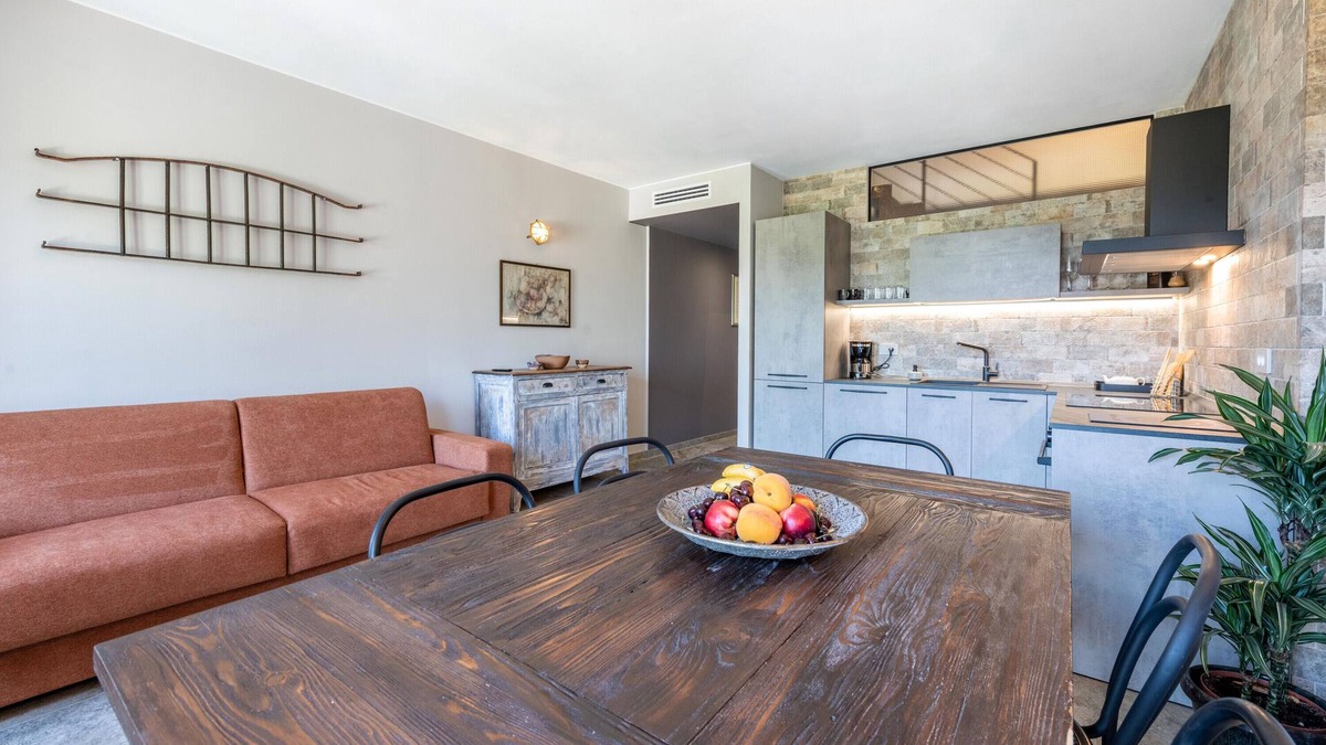 Soiano del Lago Apartment | Apartment 'Abaye 5 Barolo - Charm' with Lake View, Wi-Fi and Air Conditioning