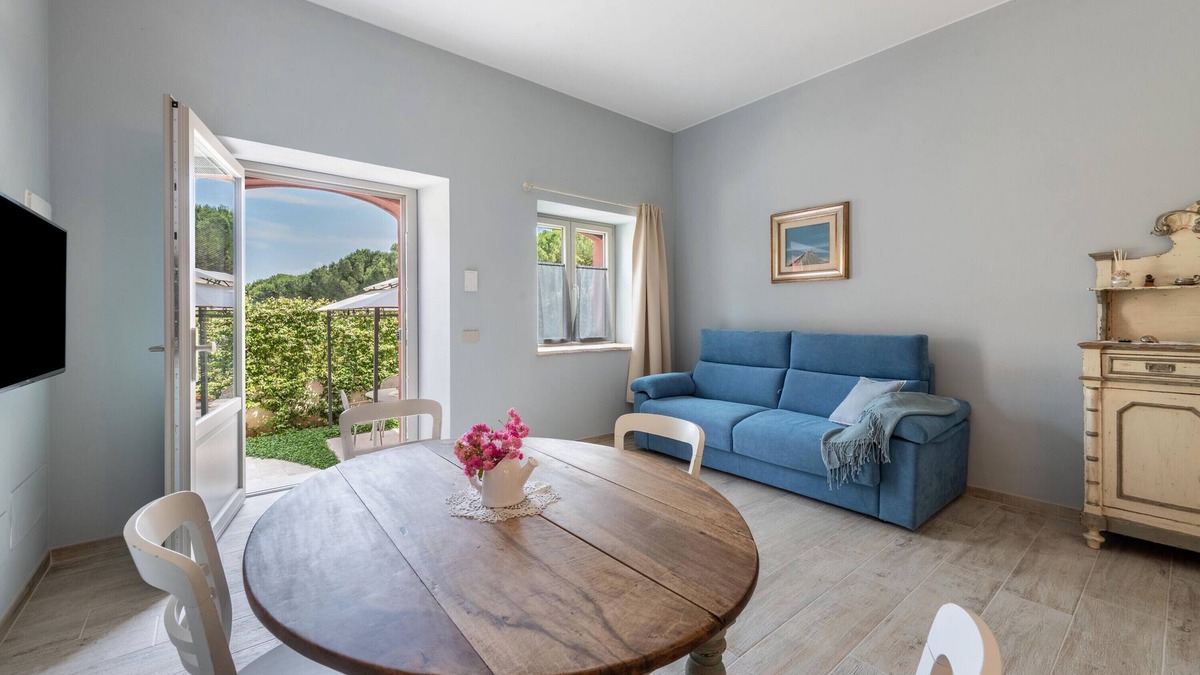 Soiano del Lago Apartment | Apartment 'Abaye 2 Pinot - Charm' with Shared Pool, Wi-Fi and Air Conditioning