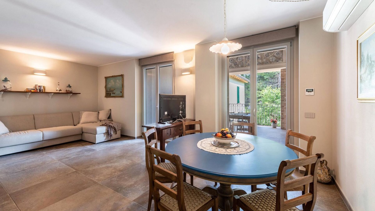 Soiano del Lago Apartment | Apartment 'Abaye 6 Cabernet - Charm' with Shared Pool, Wi-Fi and Air Conditioning
