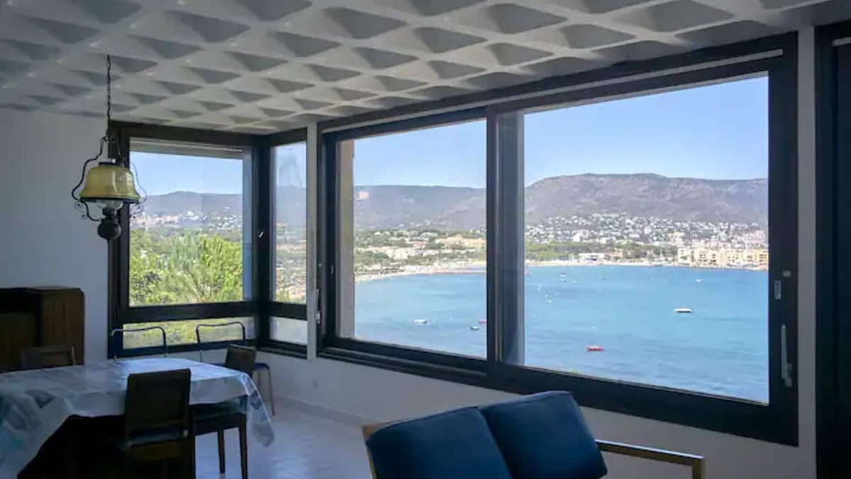 Cap Benat Apartment | Apartment 'Accès Direct À La Mer' with Sea View, Private Terrace and Wi-Fi