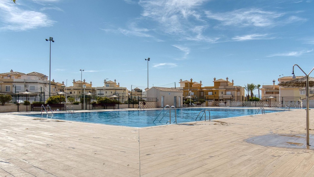 Monte Faro Apartment | Apartment 'Adosado En Gran Alacant Santa Pola' with Shared Pool and Air Conditioning