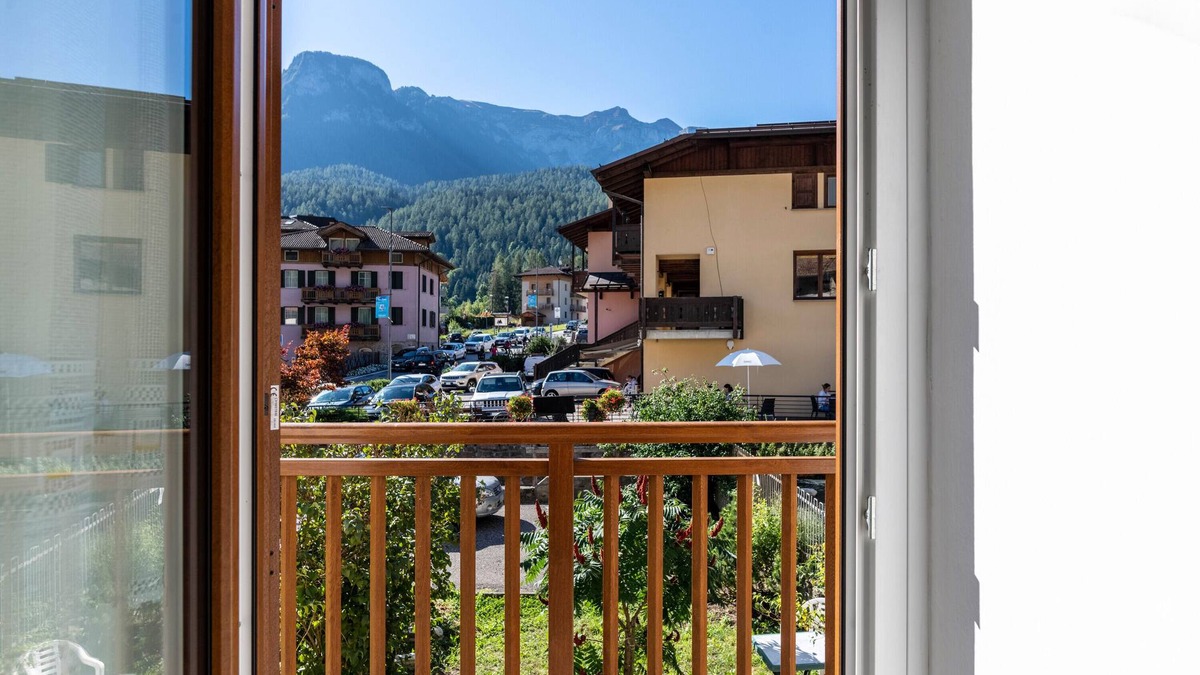 Dimaro Apartment | Apartment "Al Sasso Rosso" with Mountain View & Balcony