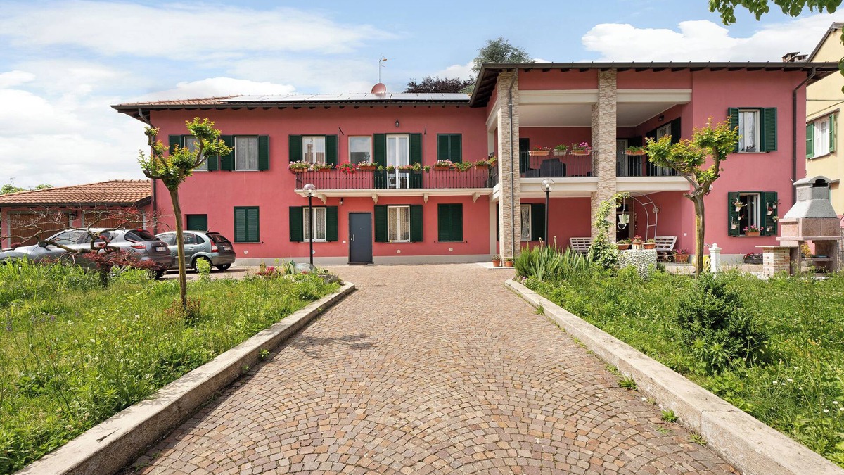 Brebbia Apartment | Apartment 'Al Vecchio Pozzo' with Private Terrace, Wi-Fi and Air Conditioning