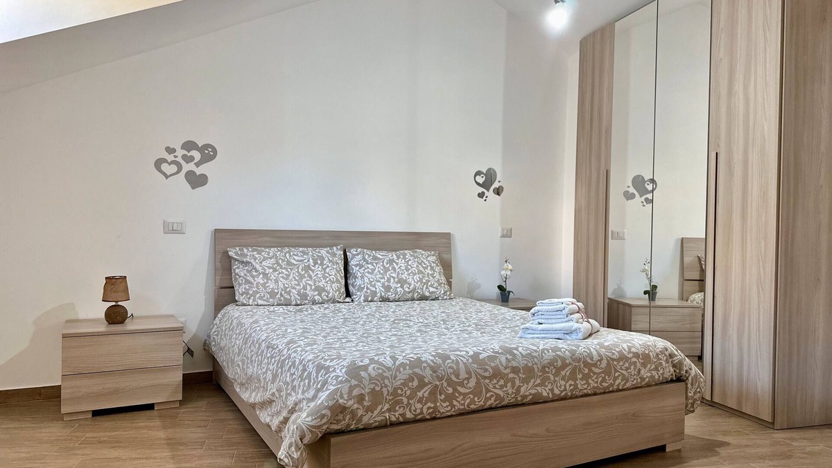 Piazza-Tralia-Pendolo Apartment | Apartment 'Alba E Tramonto' with Mountain View, Wi-Fi and Air Conditioning
