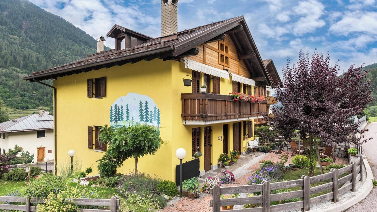 Ossana Apartment | Apartment “Albachiara 2” with Mountain Views, Private Sauna & WiFi