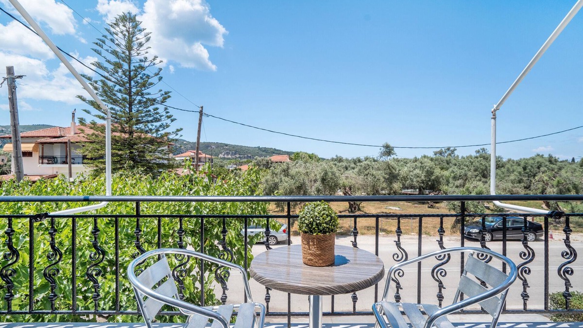 Kalligoni Apartment | Apartment 'Alexandros Studio' with Mountain View, Wi-Fi and Air Conditioning