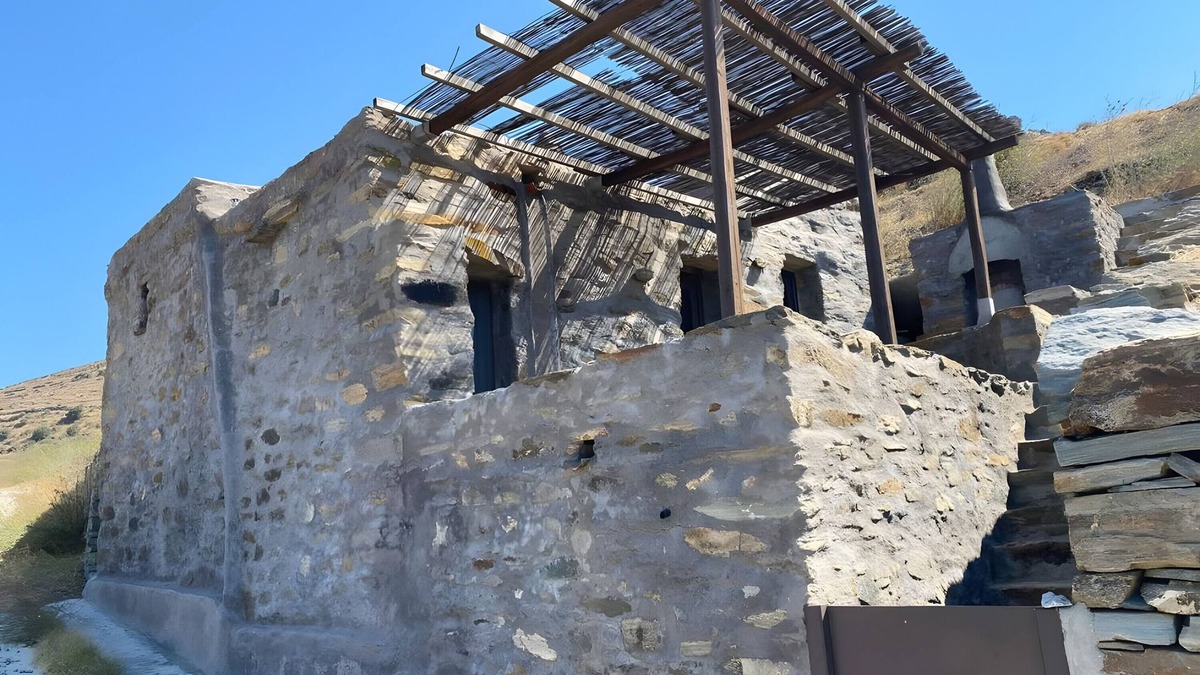 Tinos Apartment | Apartment 'Alonaki Tinos Rental' with Mountain View, Wi-Fi and Air Conditioning
