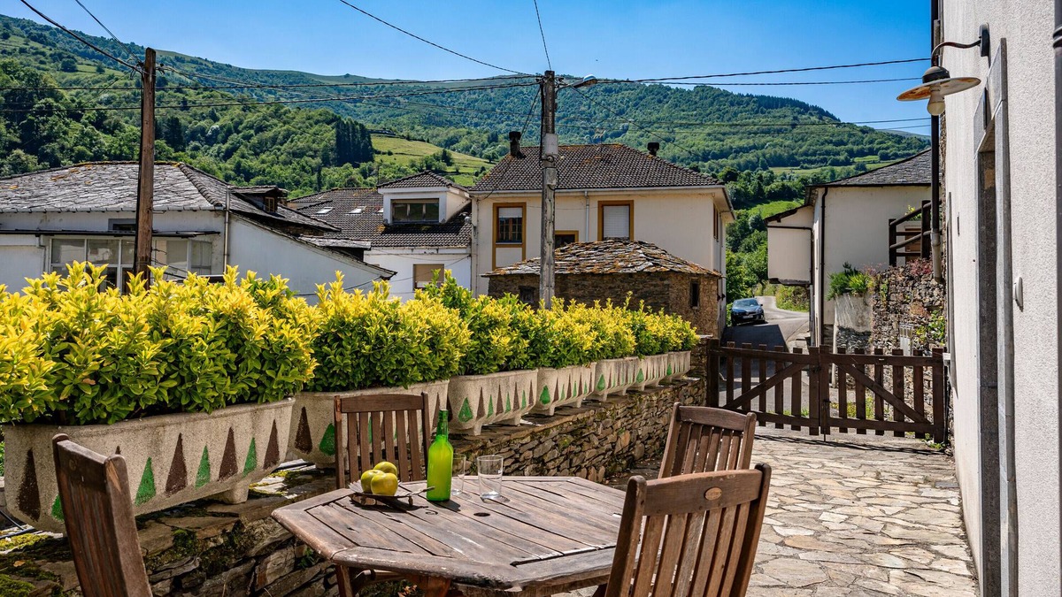 Cibuyo Apartment | Apartment 'Apartamento Narcea 4' with Mountain View, Private Terrace and Wi-Fi