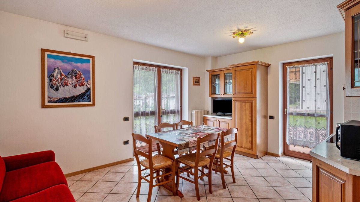 Rocca Pietore Apartment | Apartment 'Appartamento Bilocale 3' with Mountain View, Shared Garden and Wi-Fi