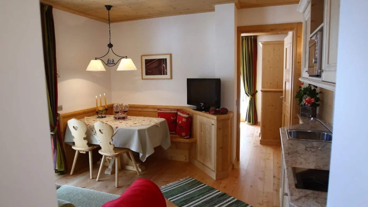 Rocca Pietore Apartment | Apartment 'Appartamento Bilo 4 - Ombretta' with Mountain View, Shared Garden and Wi-Fi