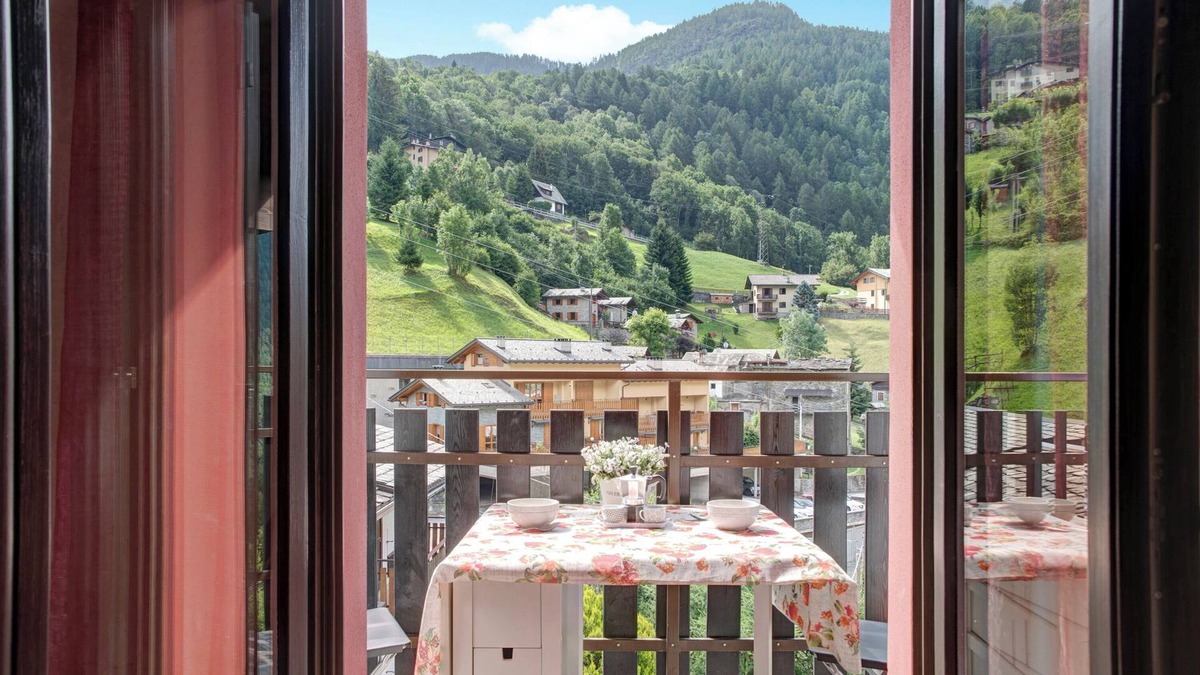 Caspoggio Apartment | Apartment 'Appartamento Gaia' with Mountain View, Shared Terrace and Shared Garden