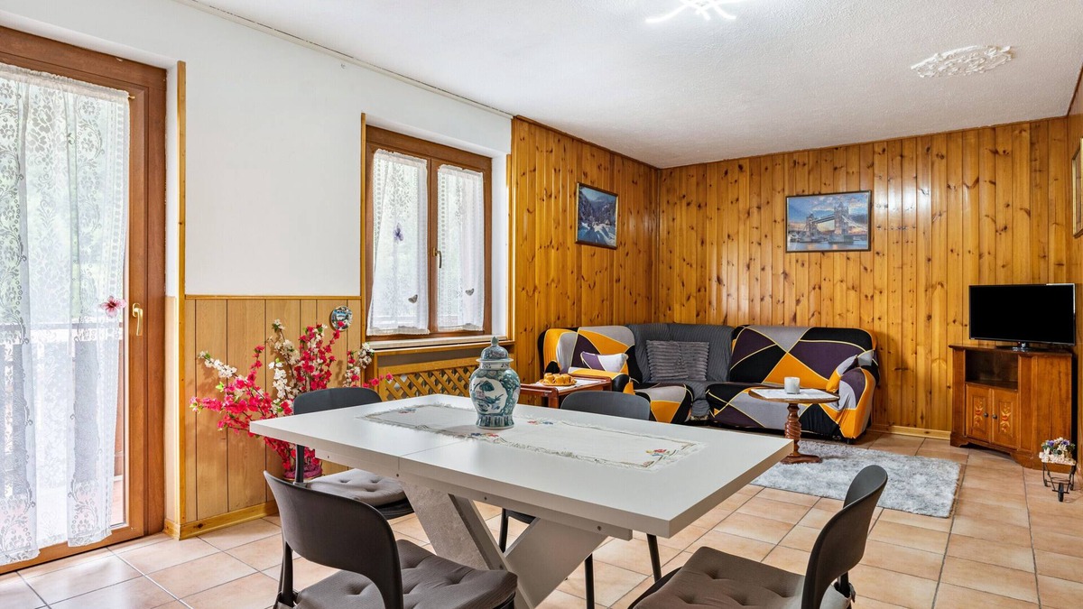 Celledizzo Apartment | Apartment 'Appartamento Vioz' with Mountain View and Balcony