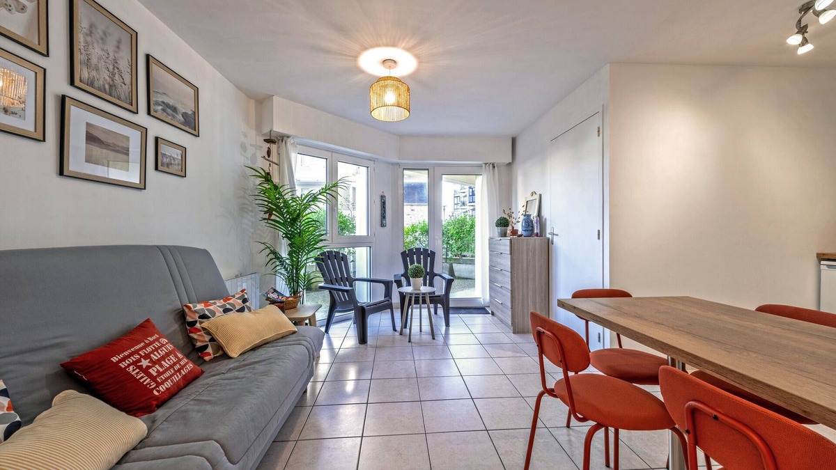 Plougonvelin Apartment | Apartment 'Appartement 4 Pers 50m De La Plage' with Private Terrace and Wi-Fi