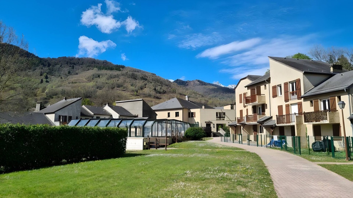 Bielle Apartment | Apartment 'Appartement 2 Chambres Valle Ossau' with Mountain View, Shared Pool and Wi-Fi