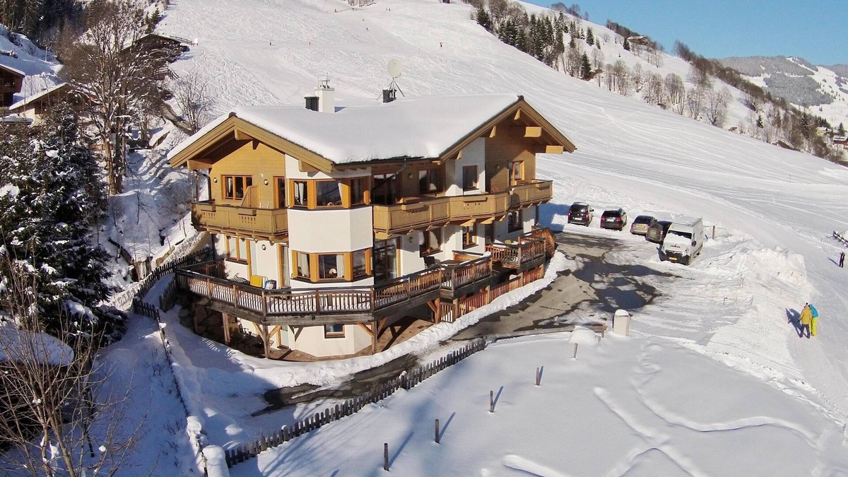 Hinterglemm Apartment | Apartment by the ski slope with sunny terrace