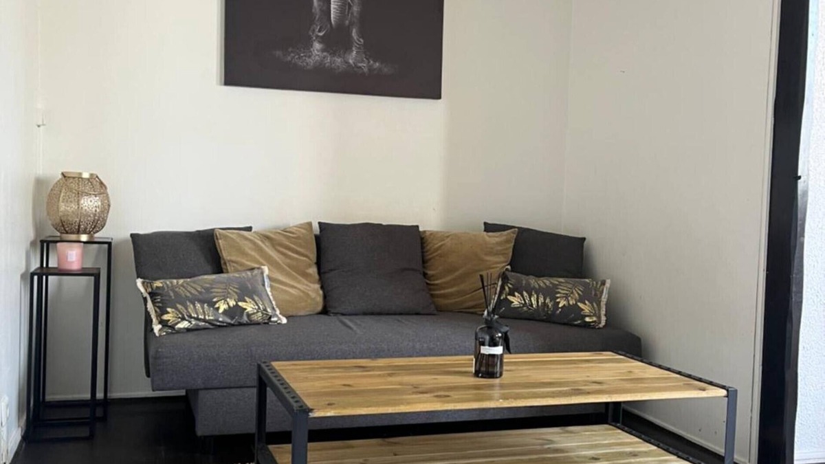 Bezons Apartment | Apartment 'Au Pied Du T2 La Défense' with Wi-Fi