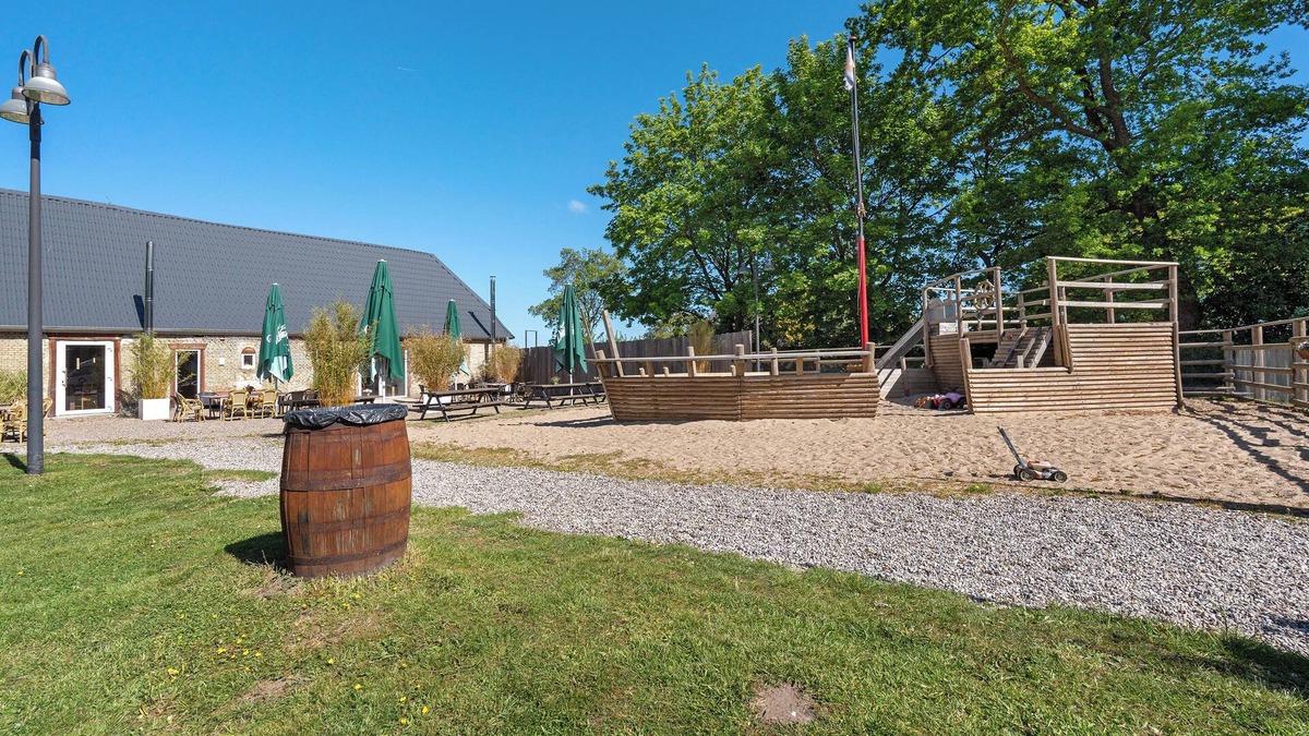 Fahrdorf Apartment | Apartment 'Auf Der Farm-Café' with Shared Garden and Wi-Fi