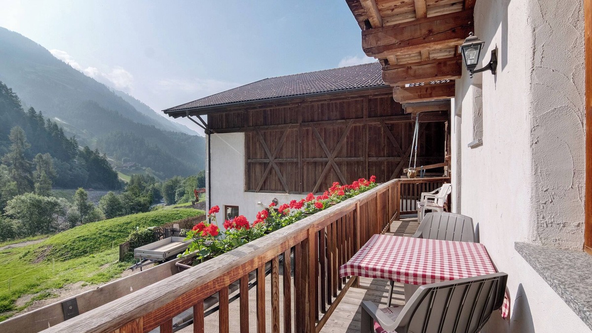 Senales Apartment | Apartment 'Ausser Brugghof Heidi' with Mountain View, Shared Garden and Wi-Fi