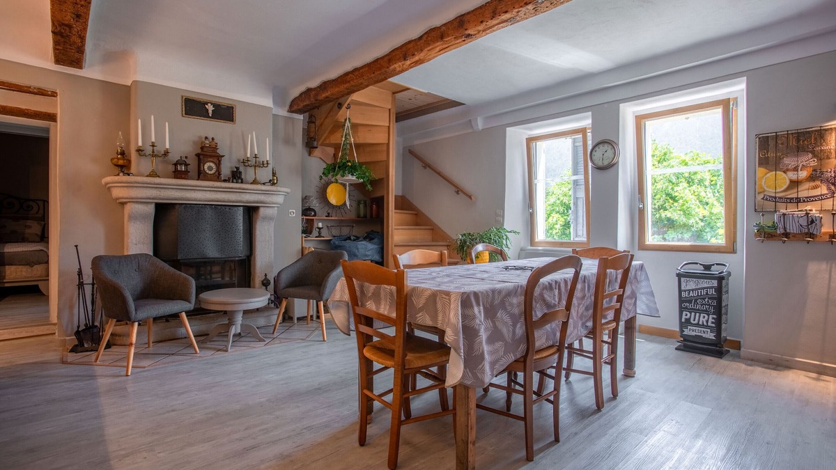 Valderoure Apartment | Apartment 'Authentic and Comfortable' with Shared Garden