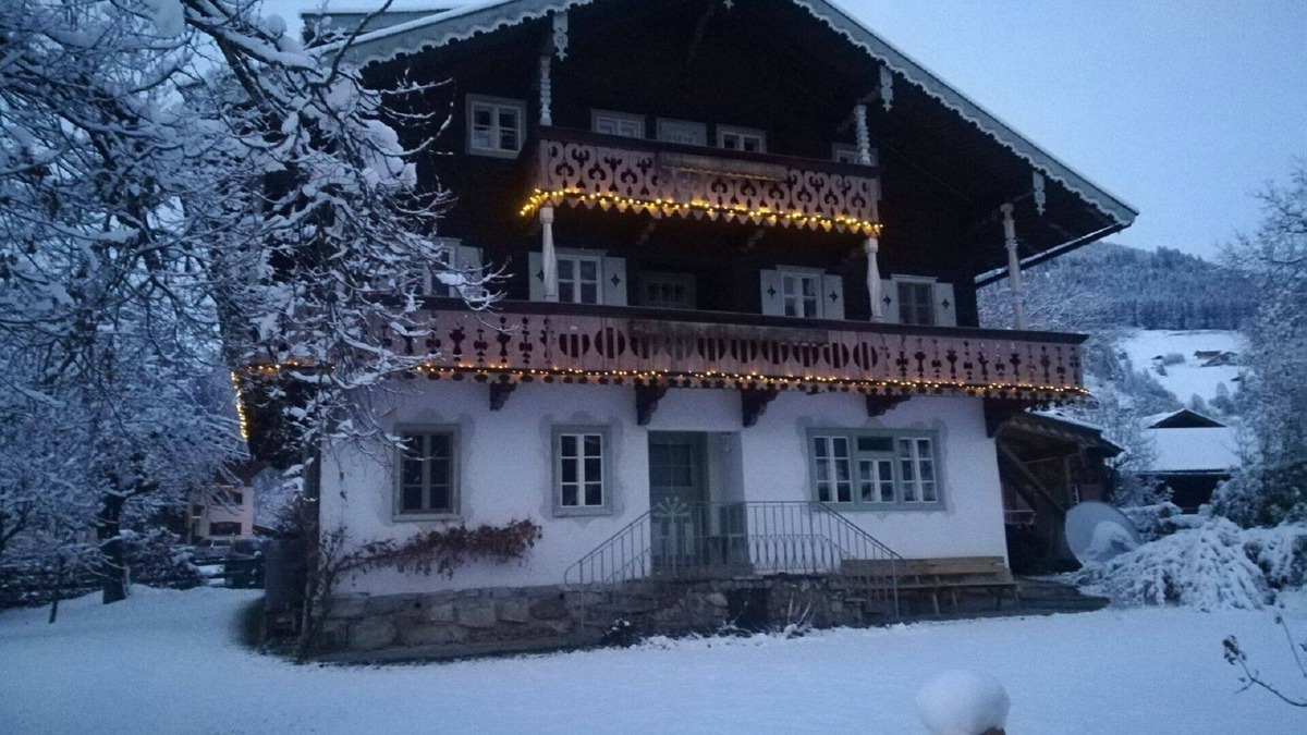 Muhlbach im Pinzgau Apartment | Apartment "Bergkristal" in traditional austrian wooden chalet