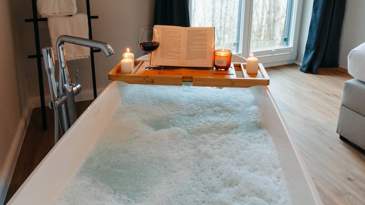 Ratzeburg Apartment | Apartment between forest and lake with free-standing bathtub and balcony (5 star DTV)