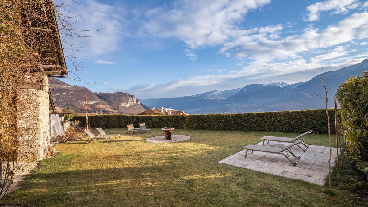 Kurtatsch an der Weinstraße Apartment | Apartment "Brantenhof Vinea" with Mountain View, Sauna and Wi-Fi