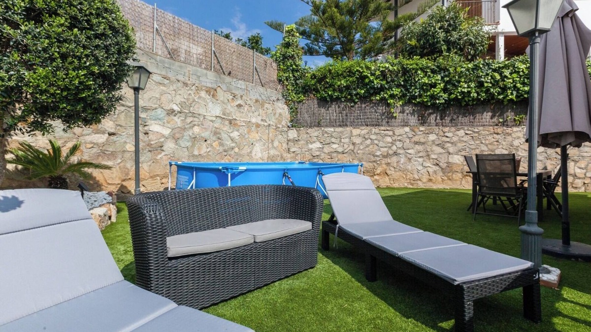 Canet de Mar Apartment | Apartment 'Bruc Beach' with Private Pool, Wi-Fi and Air Conditioning