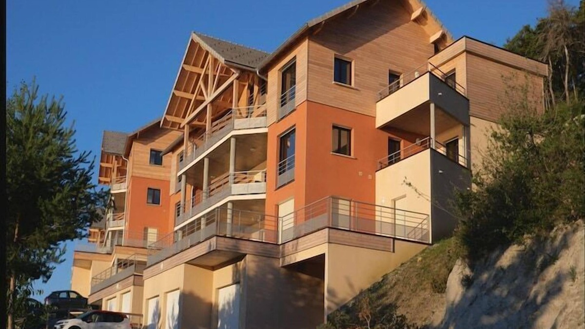 Chorges Apartment | Apartment by Lake Serre-Ponçon with Pool
