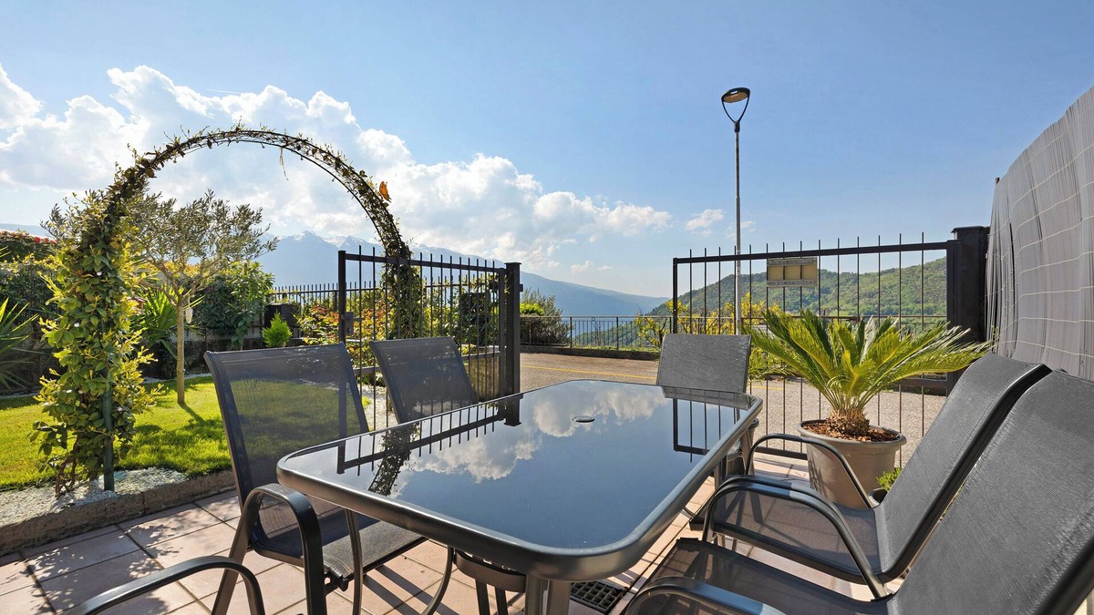 Vesio Apartment | Apartment 'Casa Vacanze Leon' with Lake View, Private Garden and Wi-Fi