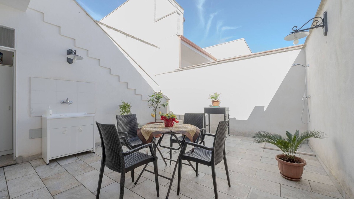 Caprarica di Lecce Apartment | Apartment 'Casa Beatrice' with Private Terrace and Air Conditioning