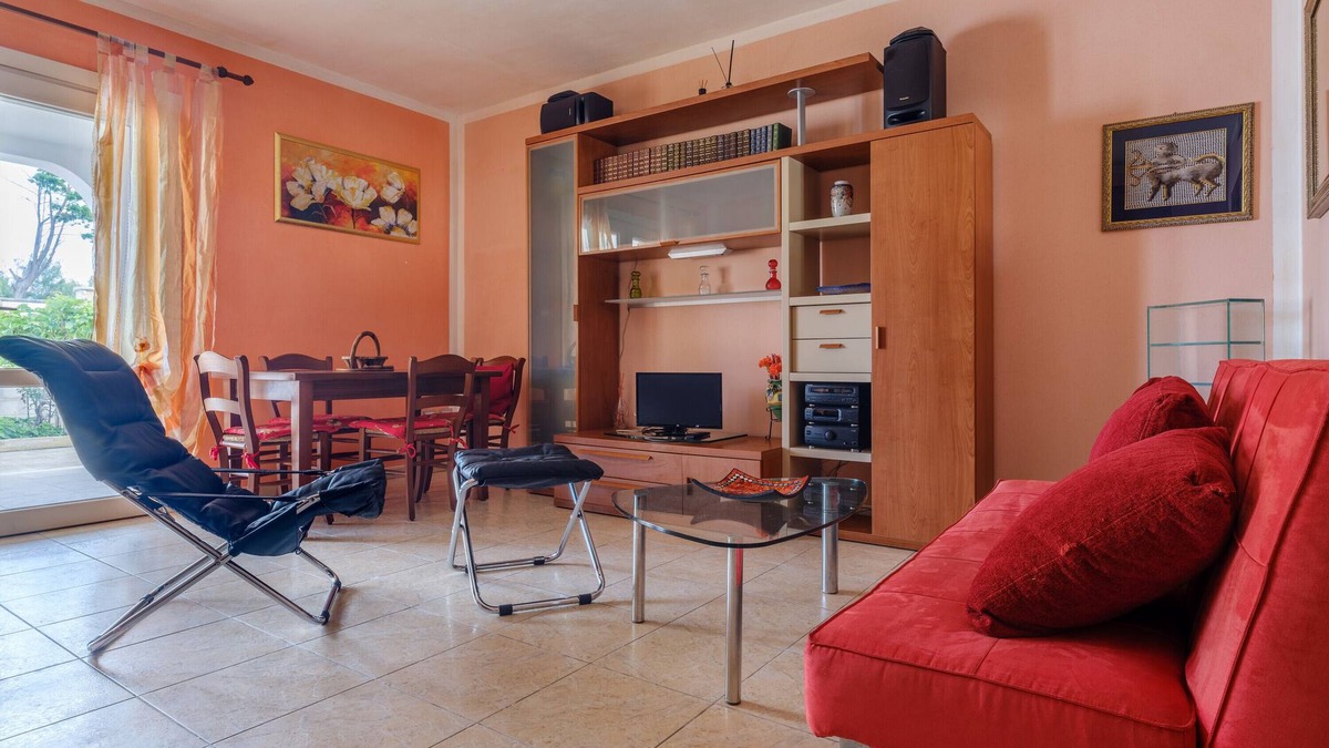 Casalabate House | Apartment 'Casa Azzurra 107m Dal Mare' with Private Garden and Air Conditioning