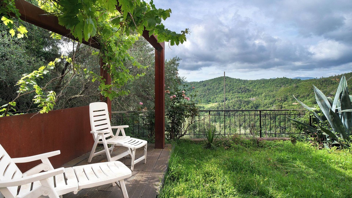 Vendone Apartment | Apartment 'Casa Degli Artisti' with Mountain View, Private Garden and Wi-Fi