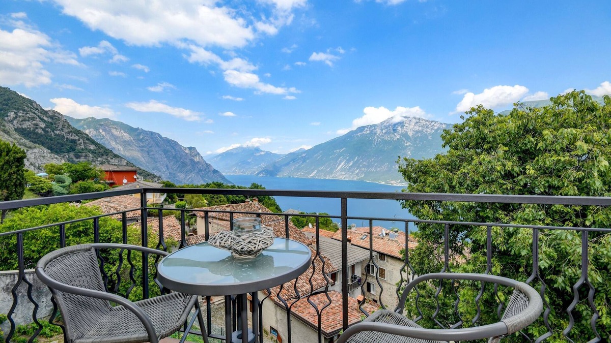 Tremosine Apartment | Apartment 'Casa Doss' with Lake View, Private Terrace and Wi-Fi