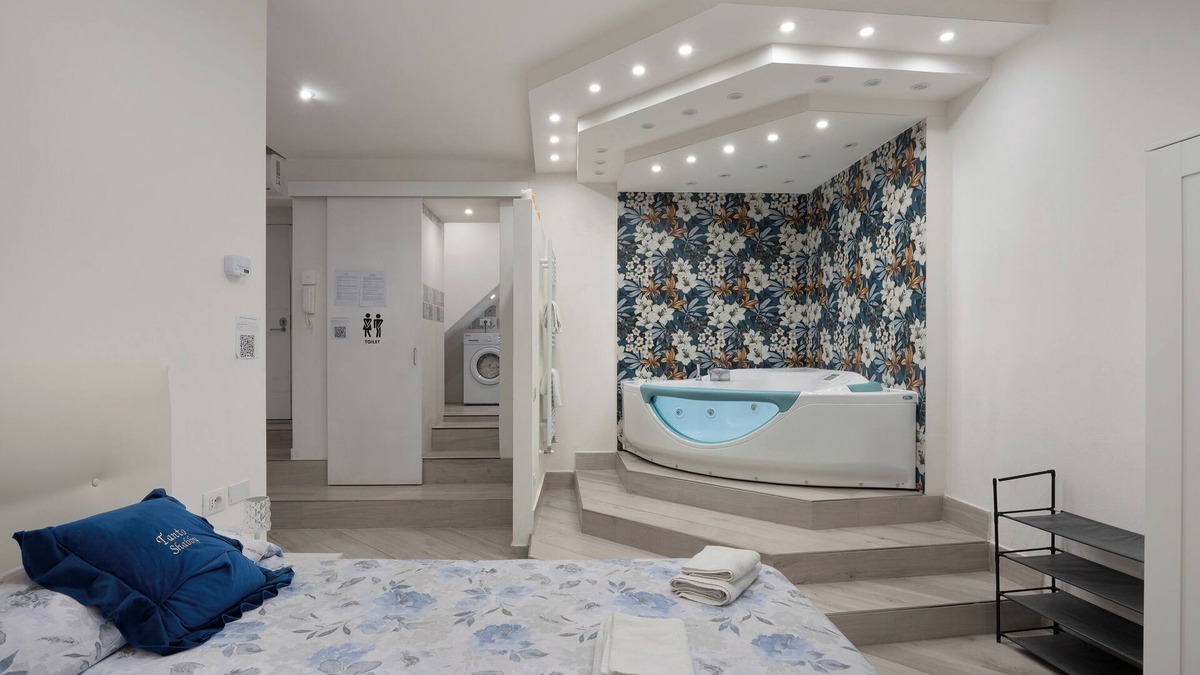 Quartieri Spagnoli Apartment | Apartment 'Casa Giulia' with Wi-Fi and Air Conditioning