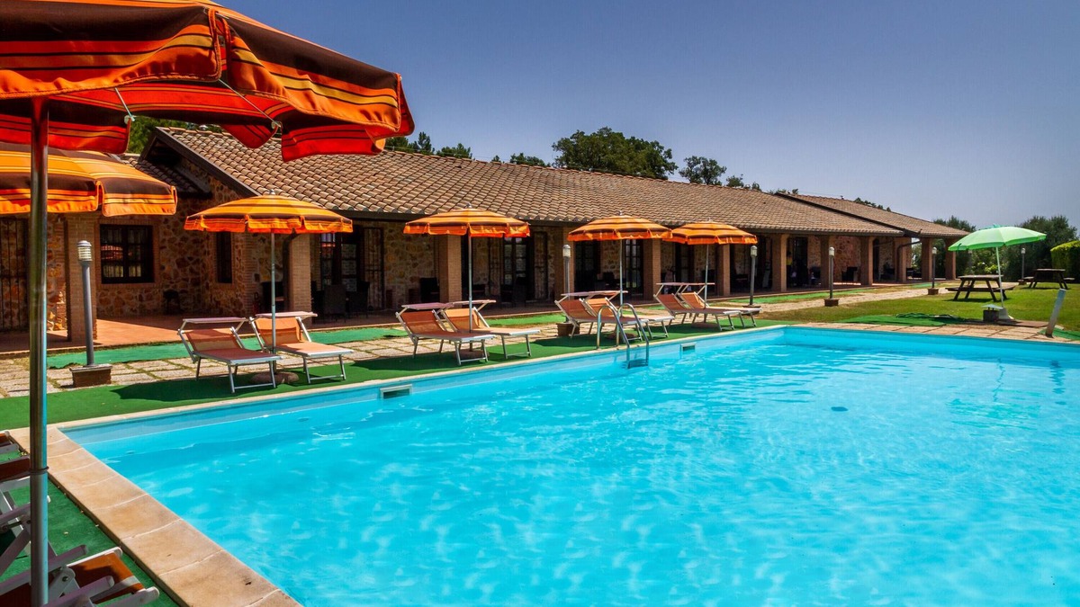 La Pesta Apartment | Apartment 'Casa Vacanza Il Carpignone 1' with Lake View, Pool and Garden