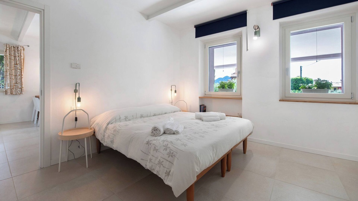 Colombaro Apartment | Apartment "Casa Mavi" with Shared Terrace, Wi-Fi & Air Conditioning