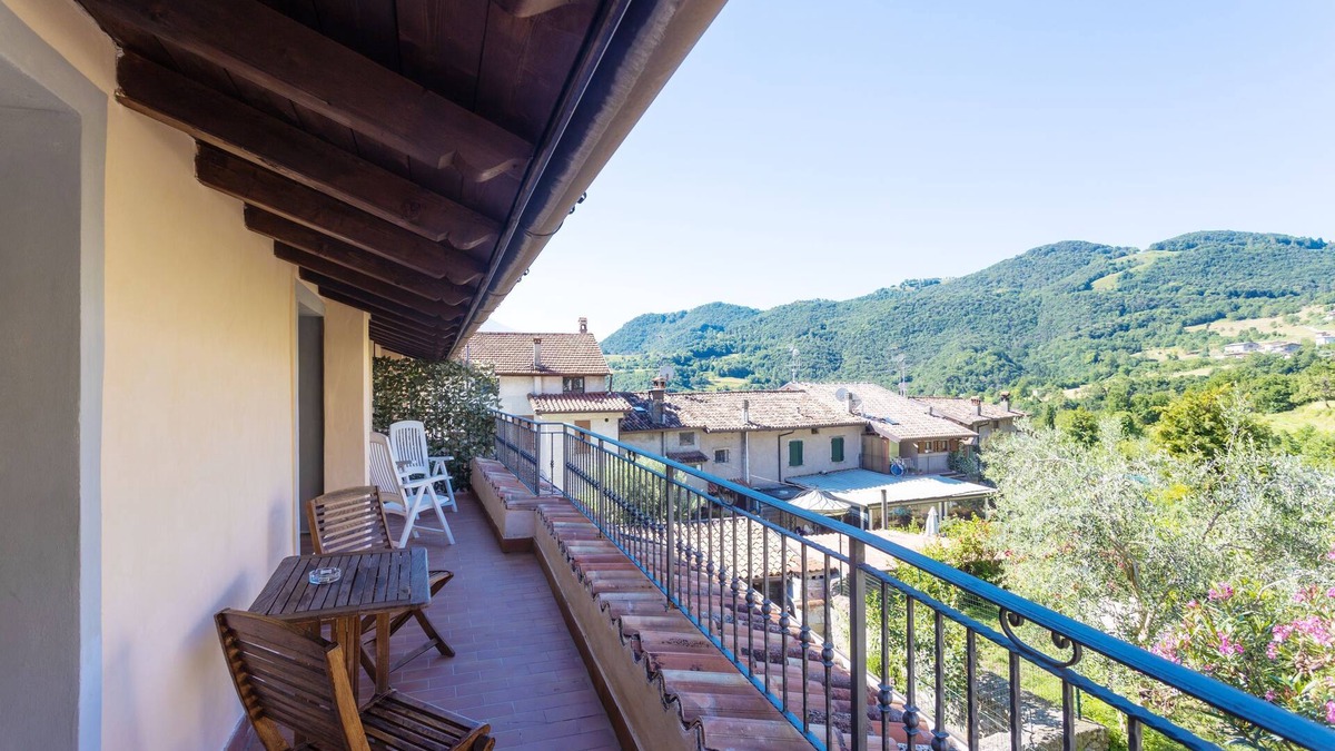 Vesio Apartment | Apartment 'Casa Rita App 1' with Terrace, Shared Garden and Wi-Fi
