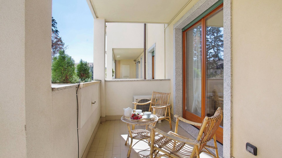 Nova Milanese Apartment | Apartment 'Casa Rosada Monza Autodromo' with Balcony, Wi-Fi and Air Conditioning