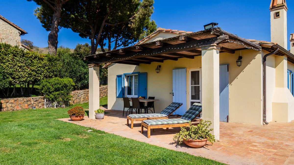 Orbetello Apartment | Apartment 'Casa Rose' with Sea View, Wi-Fi and Air Conditioning