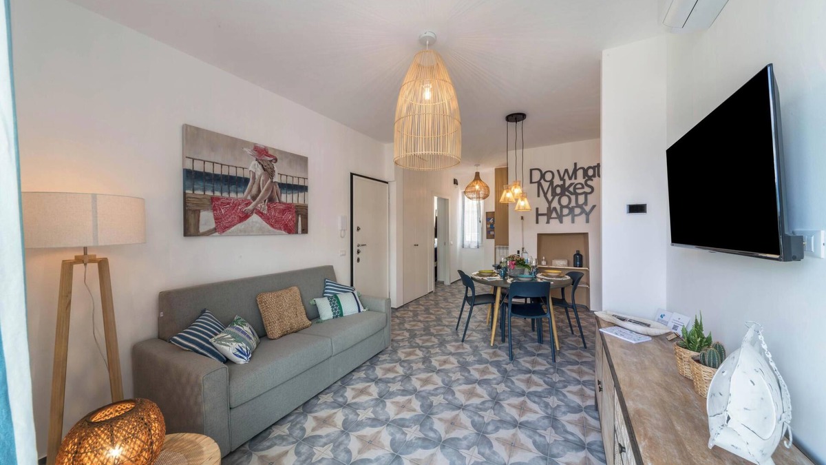 Lierna Apartment | Apartment Casa Royale Appartamento Acqua with Wi-Fi, A/C & Balcony
