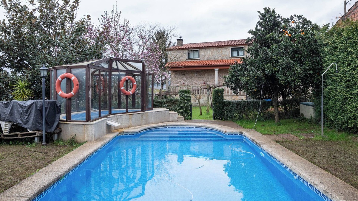 Barro House | Apartment 'Casa Rural Os Carballos' with Private Pool, Wi-Fi and Air Conditioning