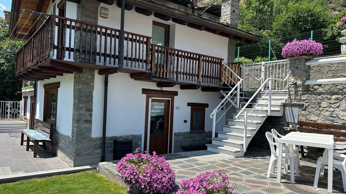 Montan-Angelin-Arensod Apartment | Apartment 'Casa Sabrina - Appartamento Bianco' with Mountain View, Private Terrace and Wi-Fi