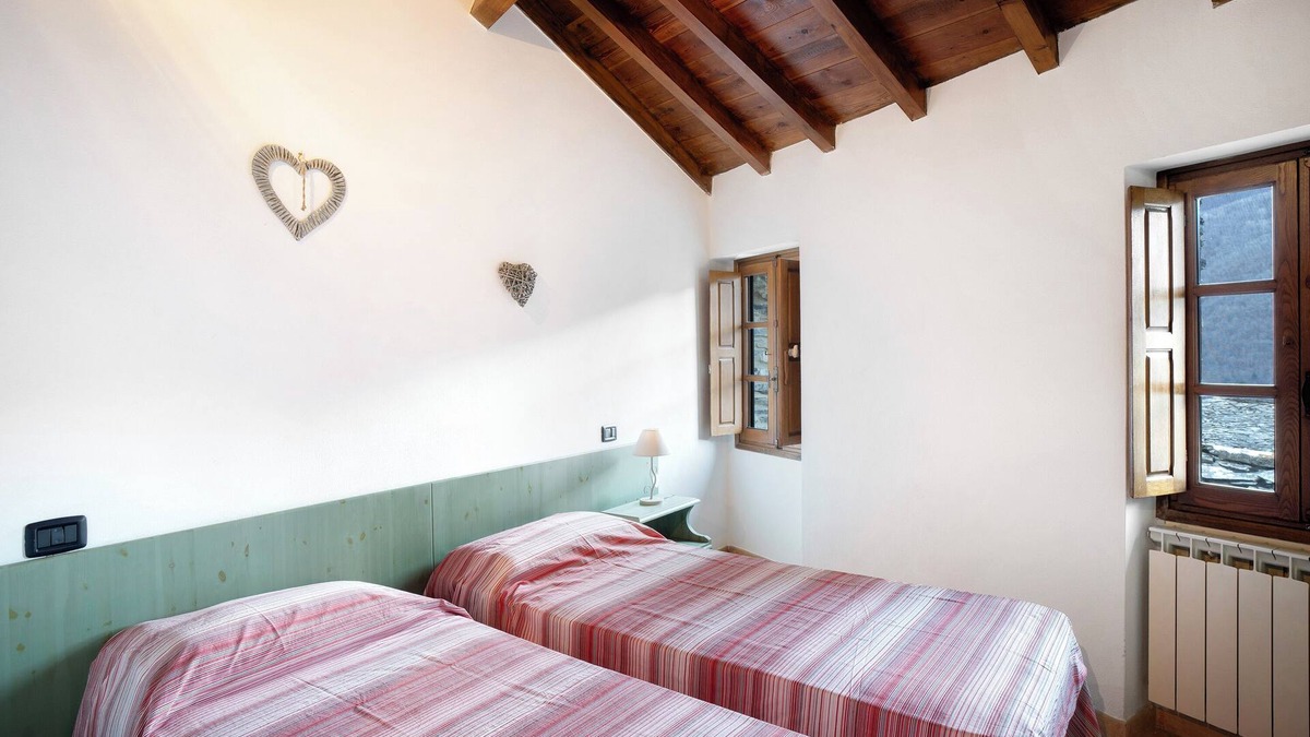 Rezzo Apartment | Apartment 'Casa Verde - Sciu´ Pepin' with Private Terrace, Private Garden and Wi-Fi