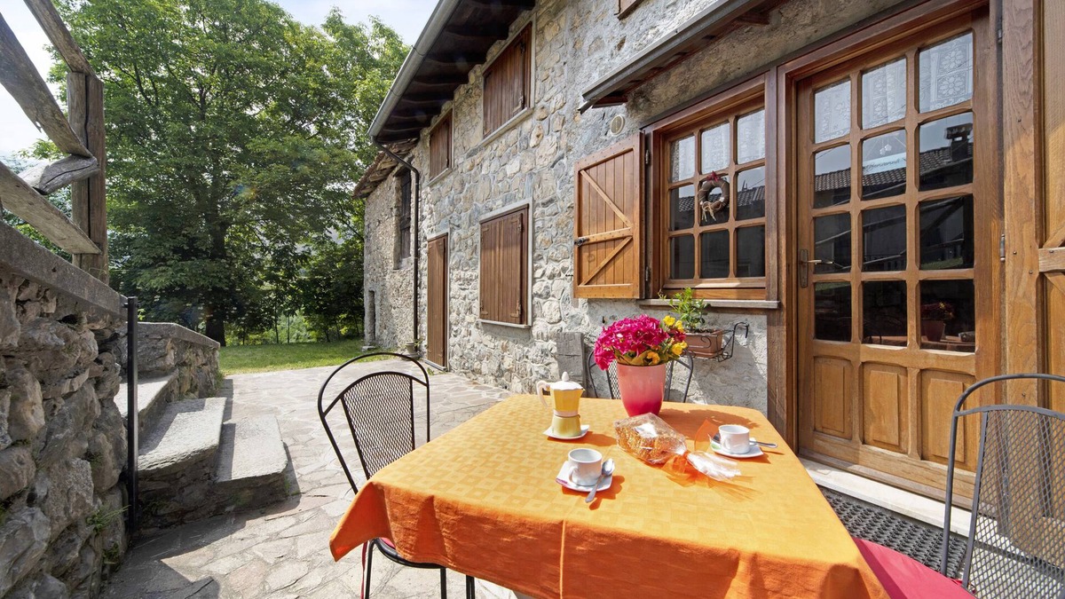 Ortanella Apartment | Apartment Casetta Guillo with Mountain view, Garden & Fireplace; Pet-Friendly