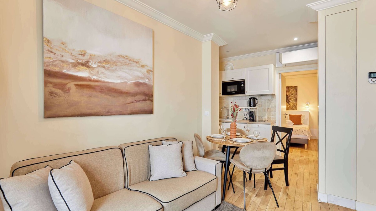 Quartier de la Porte-Saint-Denis Apartment | Apartment Center of Paris