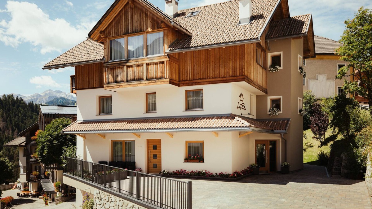 San Genesio Apartment | Apartment 'Chalet La Flüta Primula' with Mountain View, Balcony and Wi-Fi