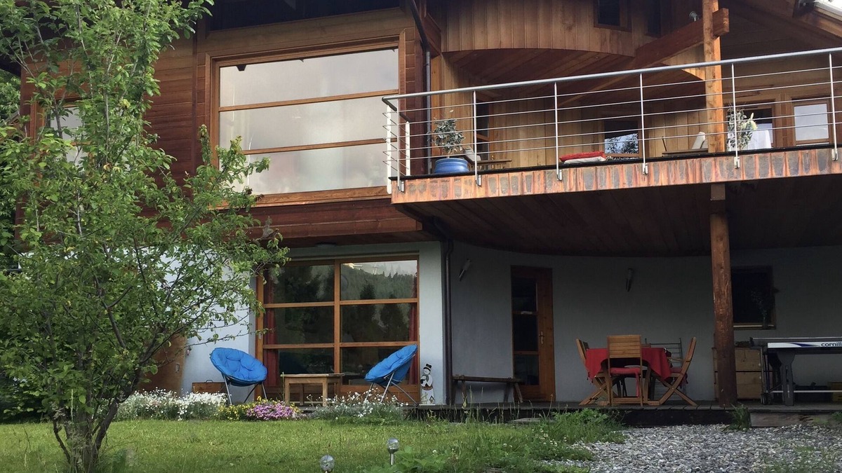 Forville Apartment | Apartment "Charmant dans Chalet" with Mountain View, Private Terrace & Wi-Fi