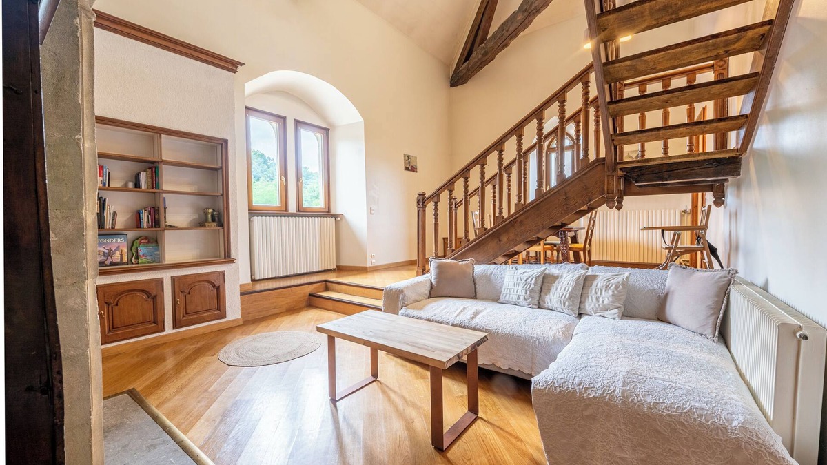 Alby-sur-Cheran Apartment | Apartment 'Château De Montpon - Grand Logement' with Shared Garden and Wi-Fi
